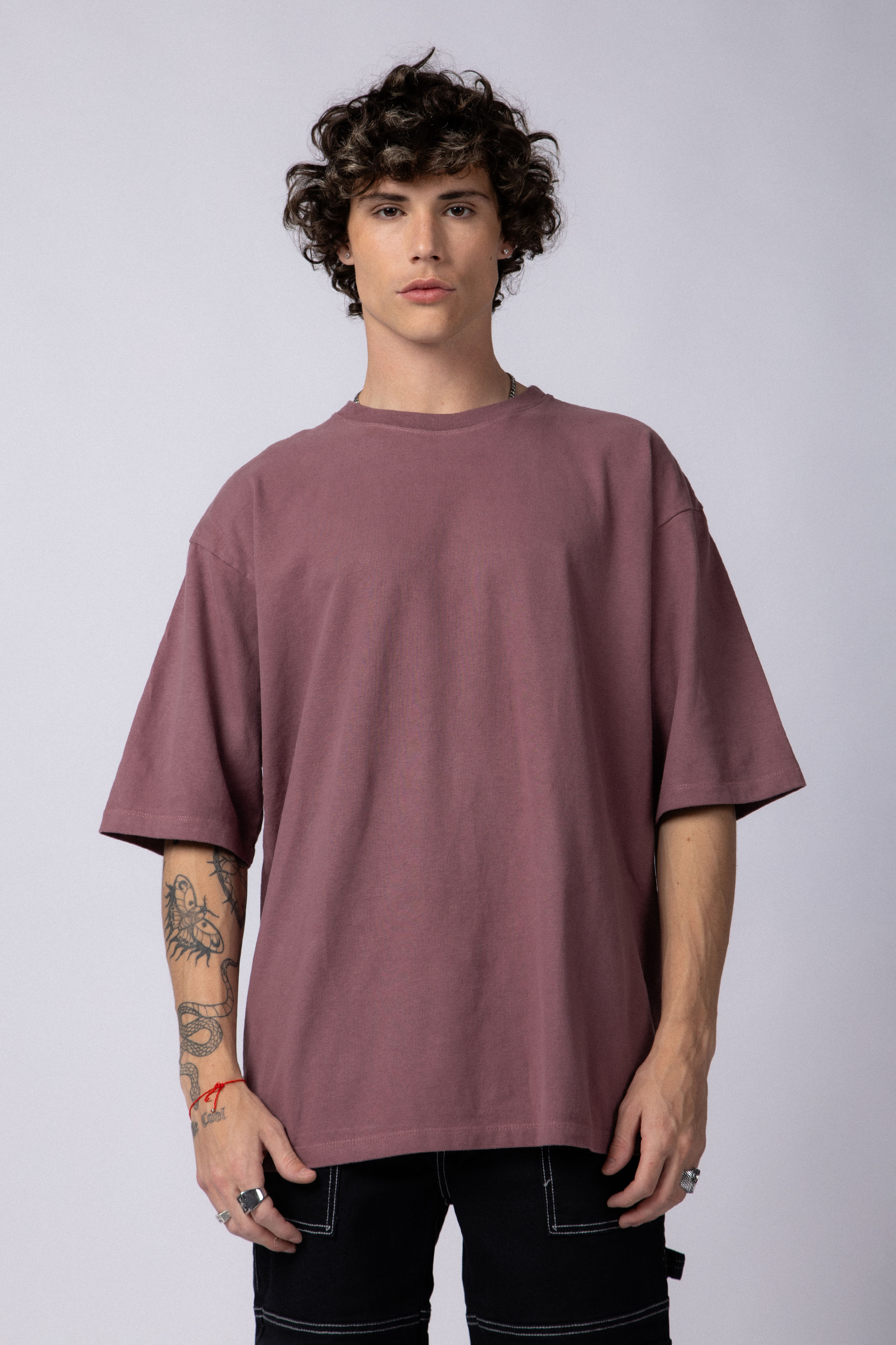 REMERA OVER CARL MALBEC