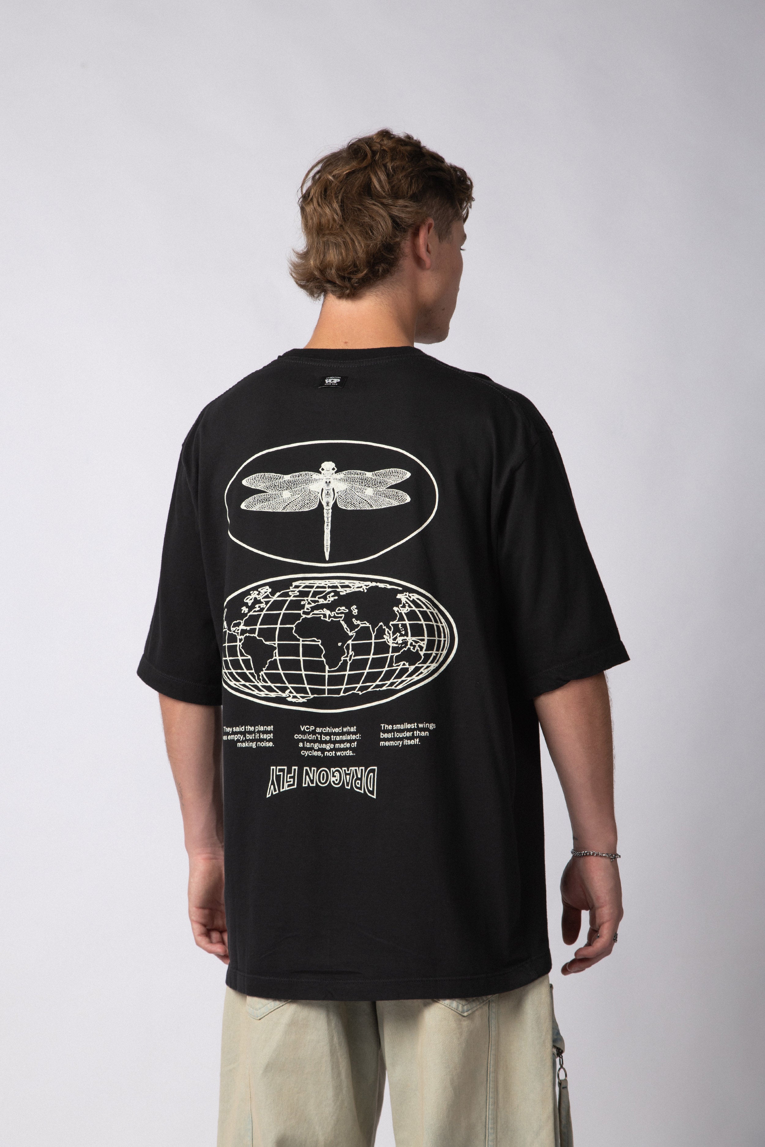 REMERA OVER TAZ WING NEGRA